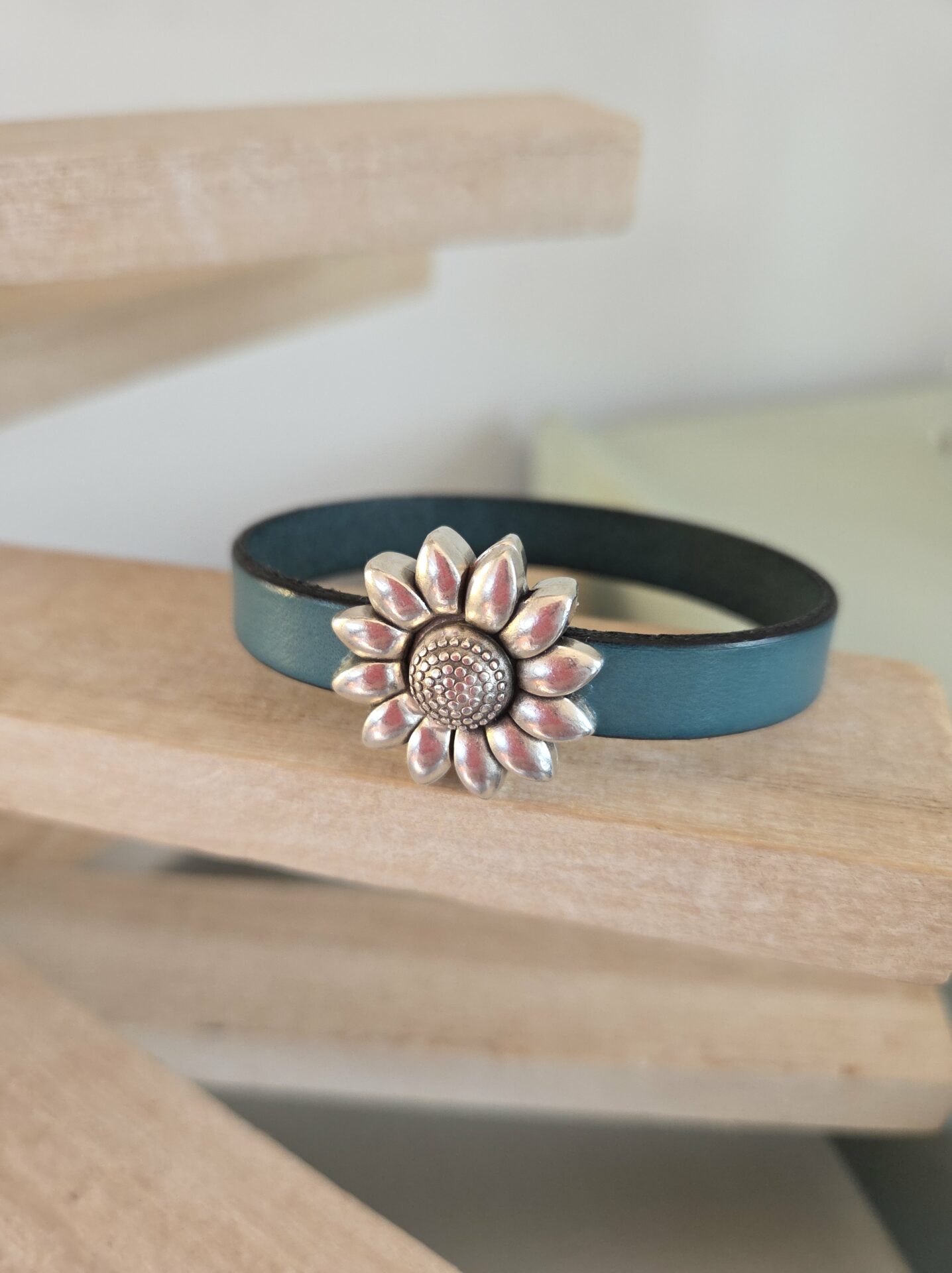 Bracelet femme cuir bleu moyen et fermoir fleur