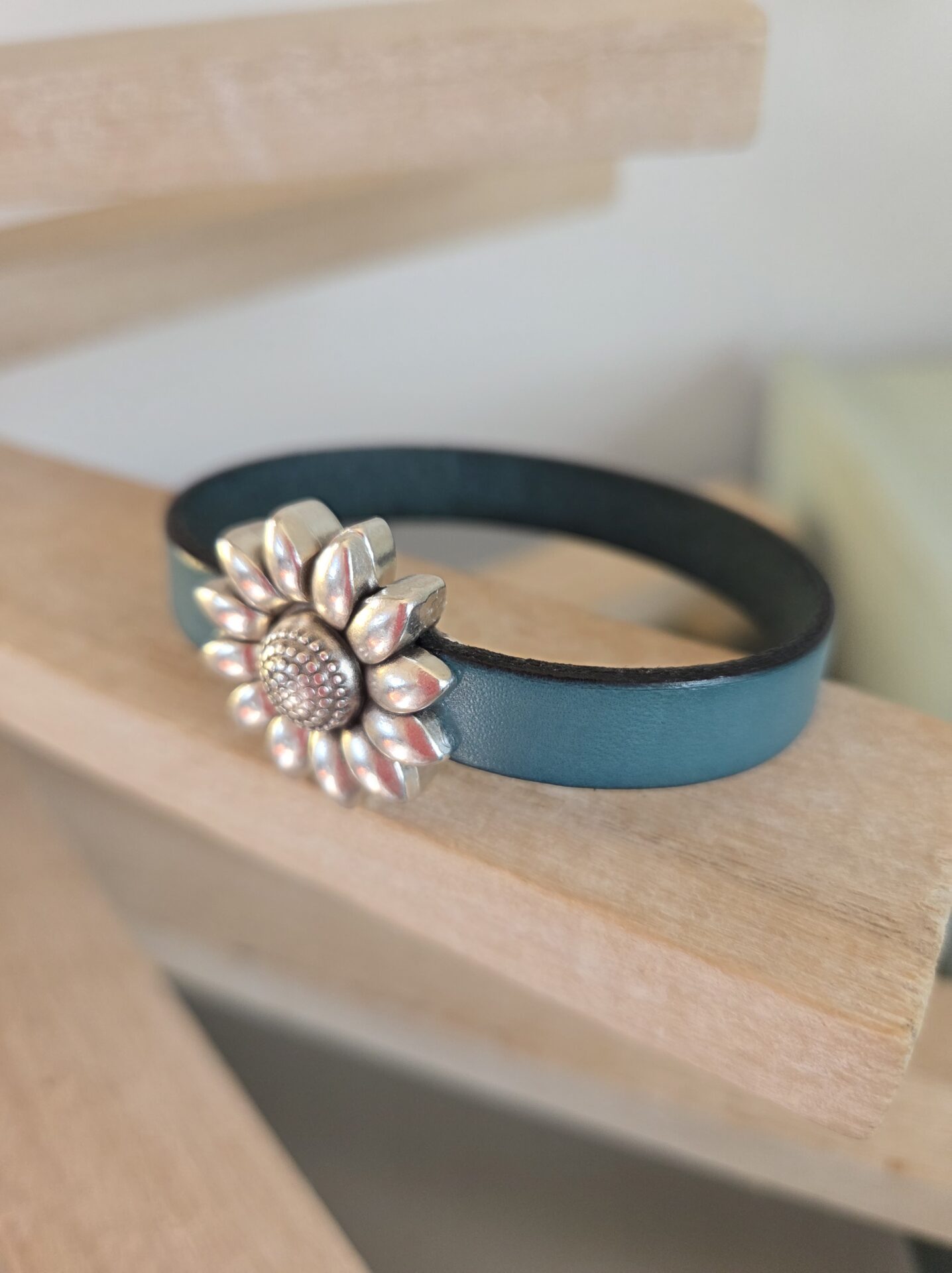 Bracelet femme cuir bleu moyen et fermoir fleur