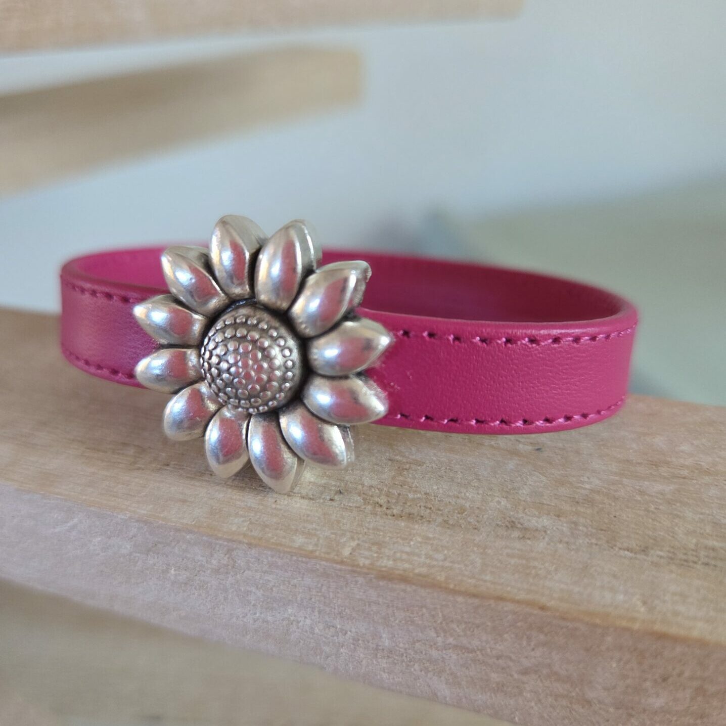 Bracelet femme cuir cousu rose et fermoir fleur