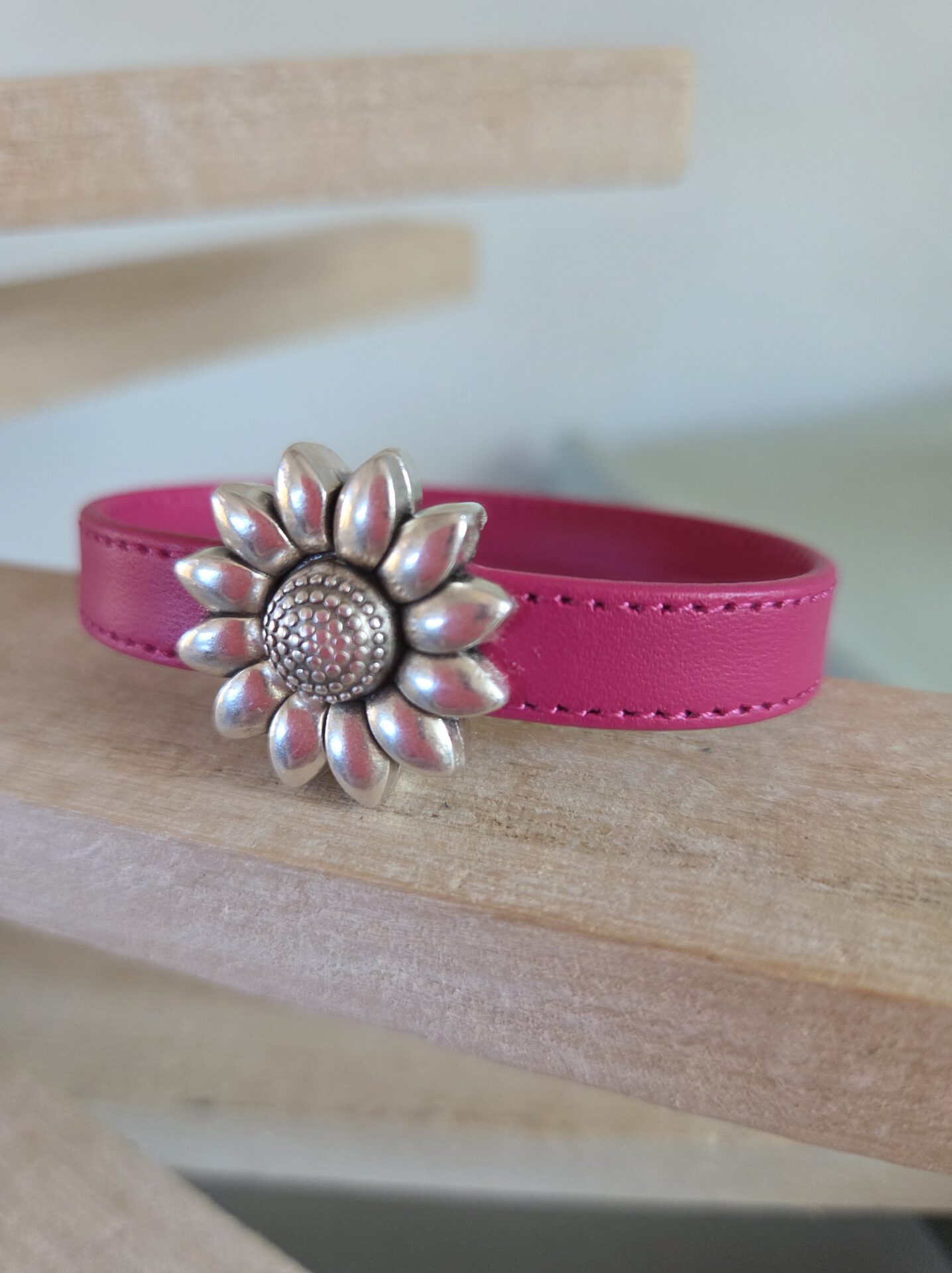 Bracelet femme cuir cousu rose et fermoir fleur