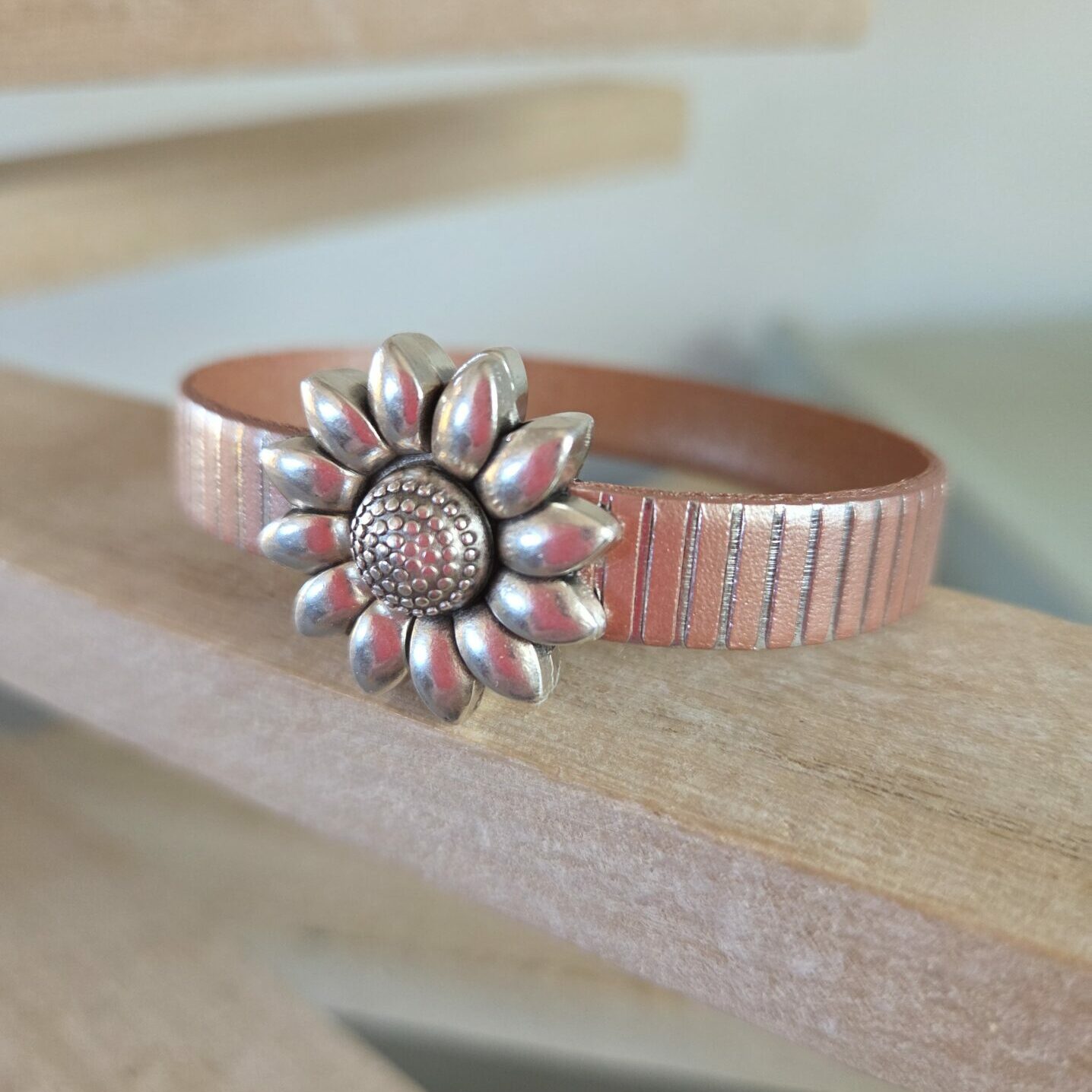 Bracelet femme cuir saumon rayé et fermoir fleur