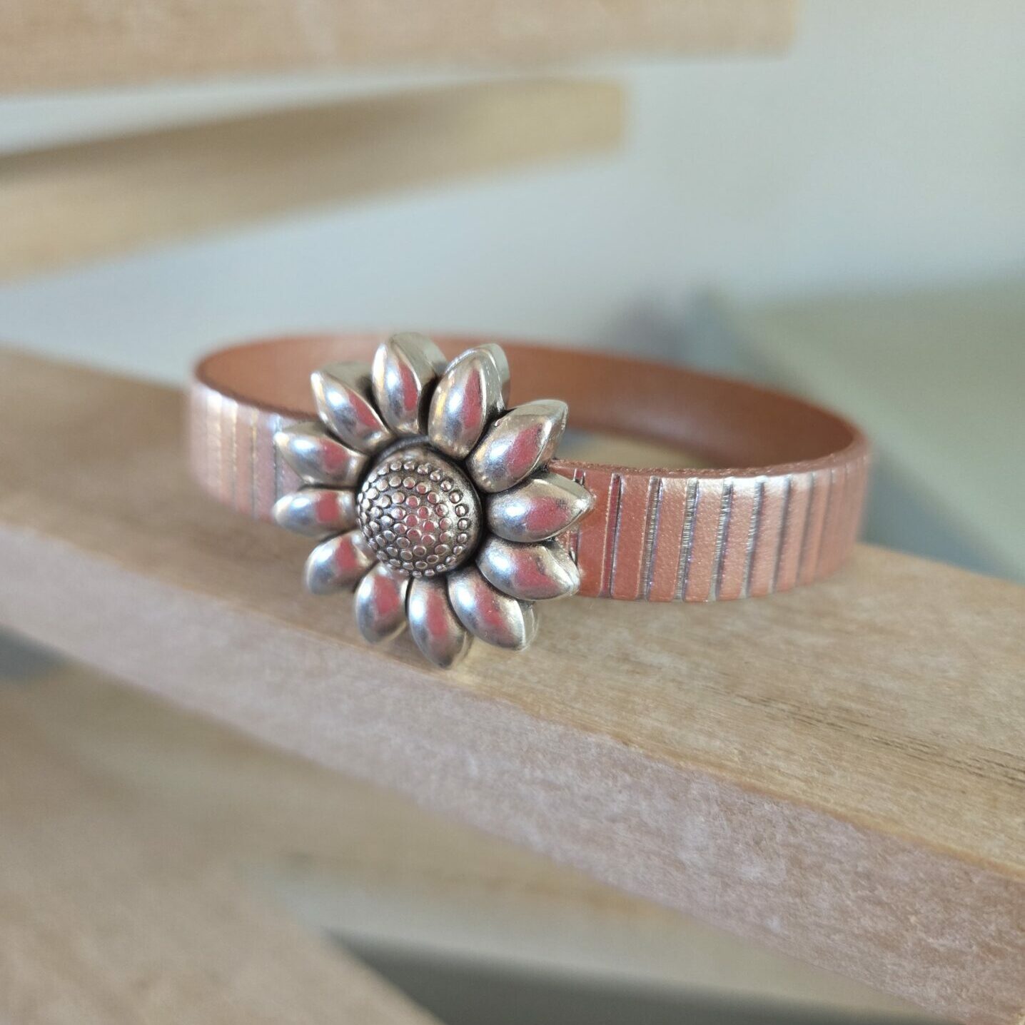 Bracelet femme cuir saumon rayé et fermoir fleur
