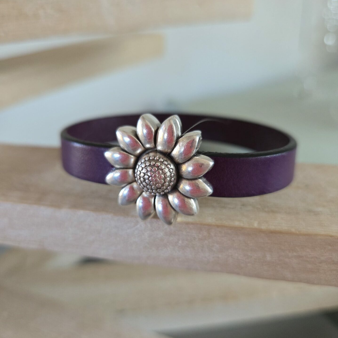 Bracelet femme cuir violet et fermoir fleur