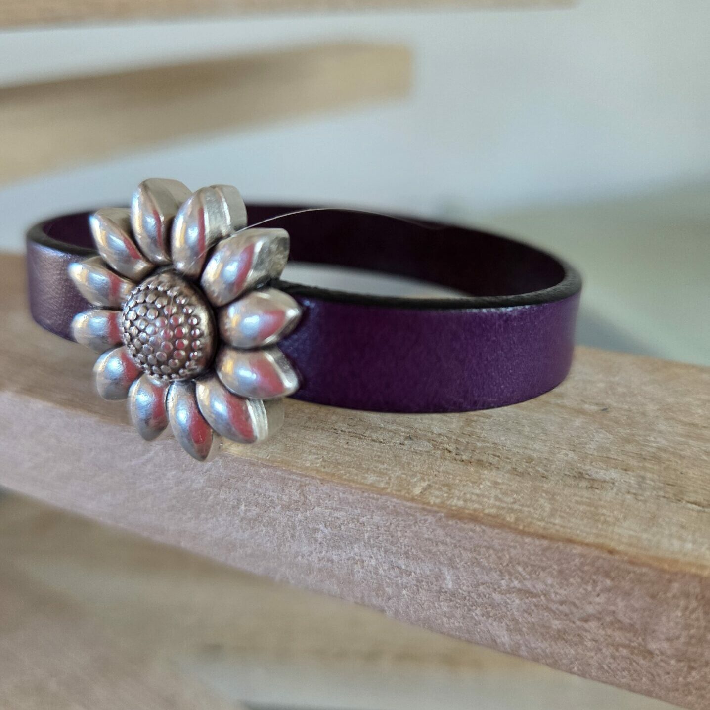 Bracelet femme cuir violet et fermoir fleur