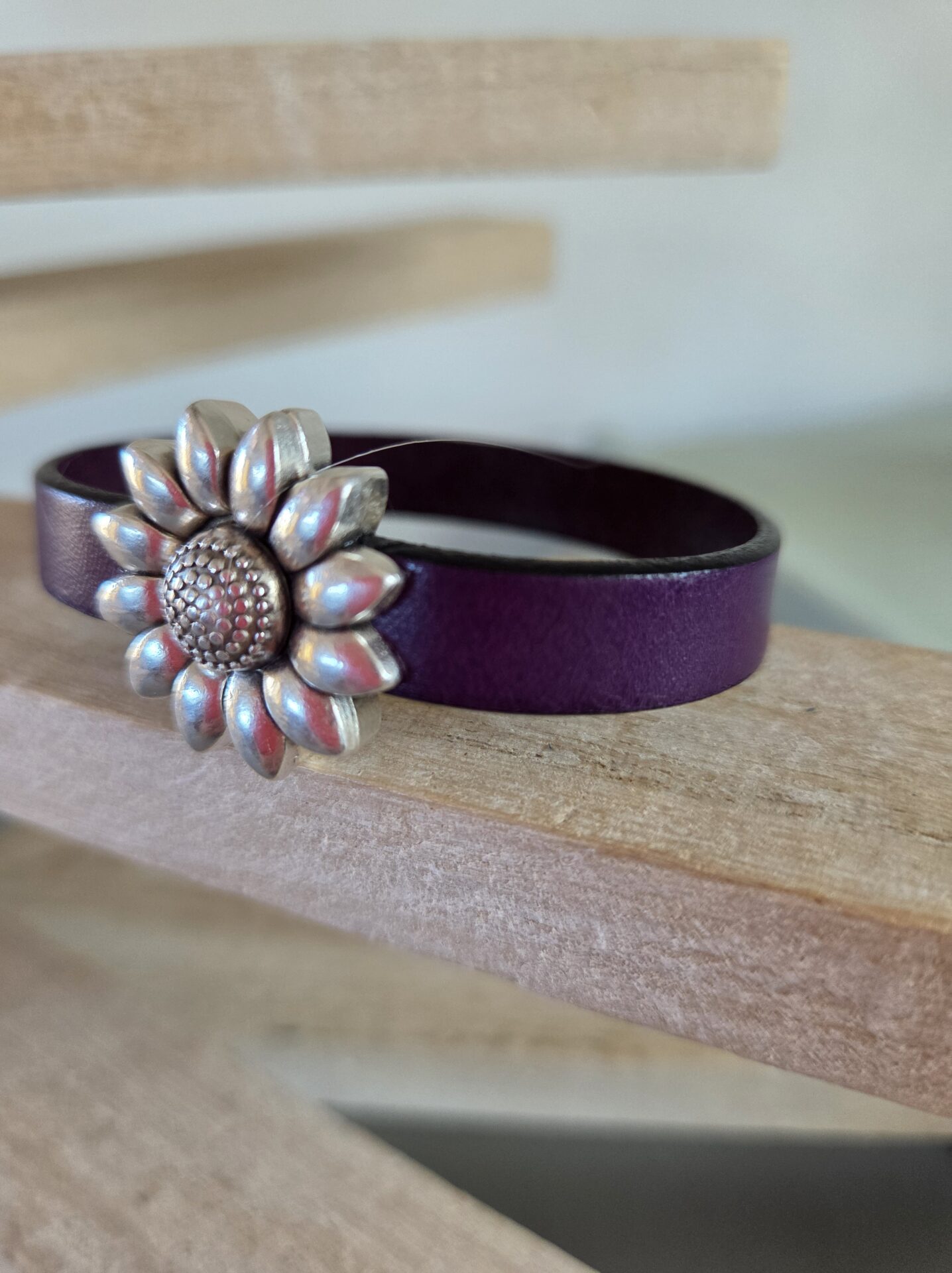 Bracelet femme cuir violet et fermoir fleur