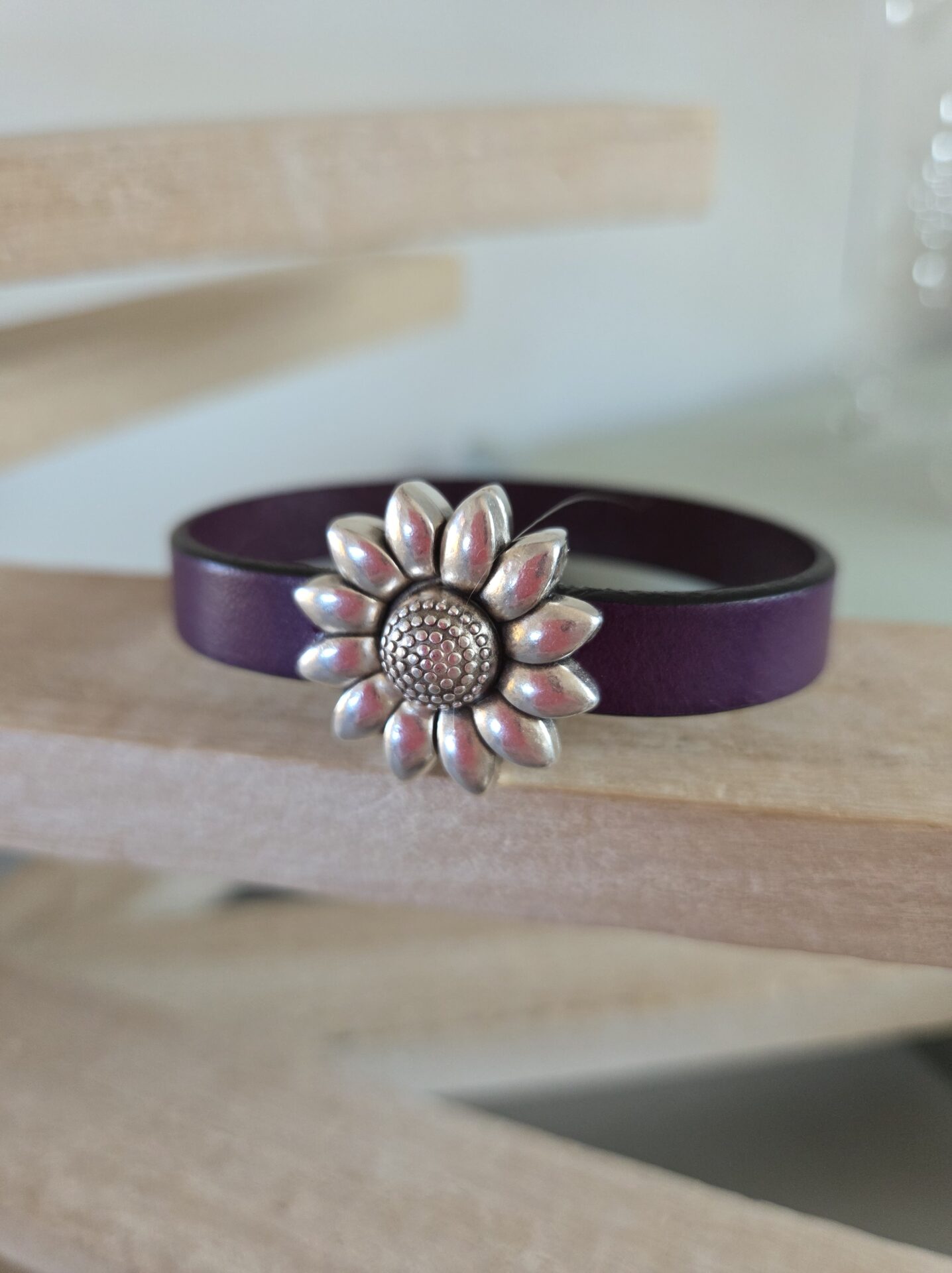 Bracelet femme cuir violet et fermoir fleur