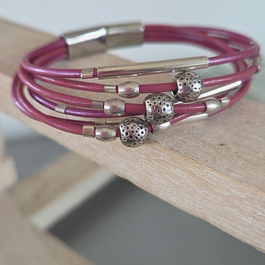 Bracelet femme cuirs roses et perles argentées