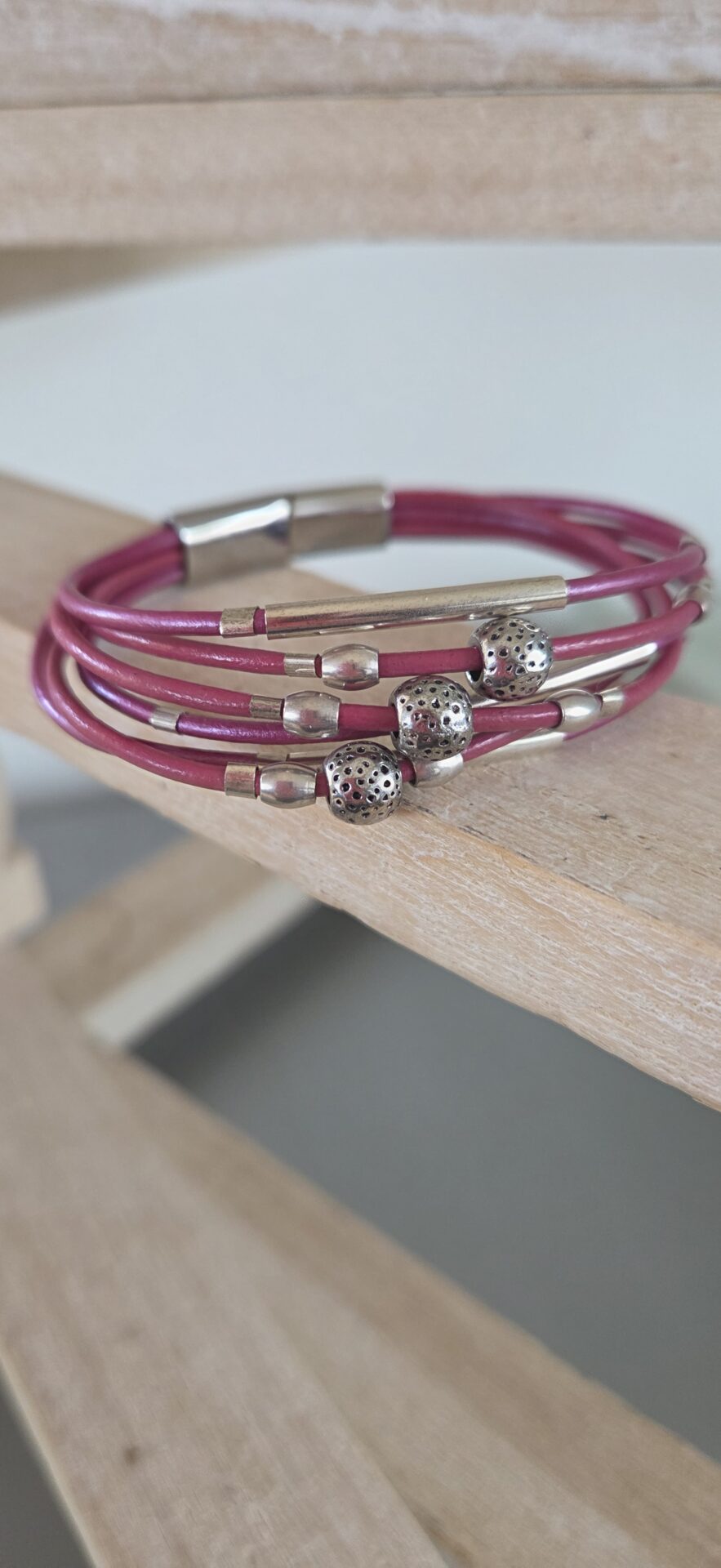 Bracelet femme cuirs roses et perles argentées