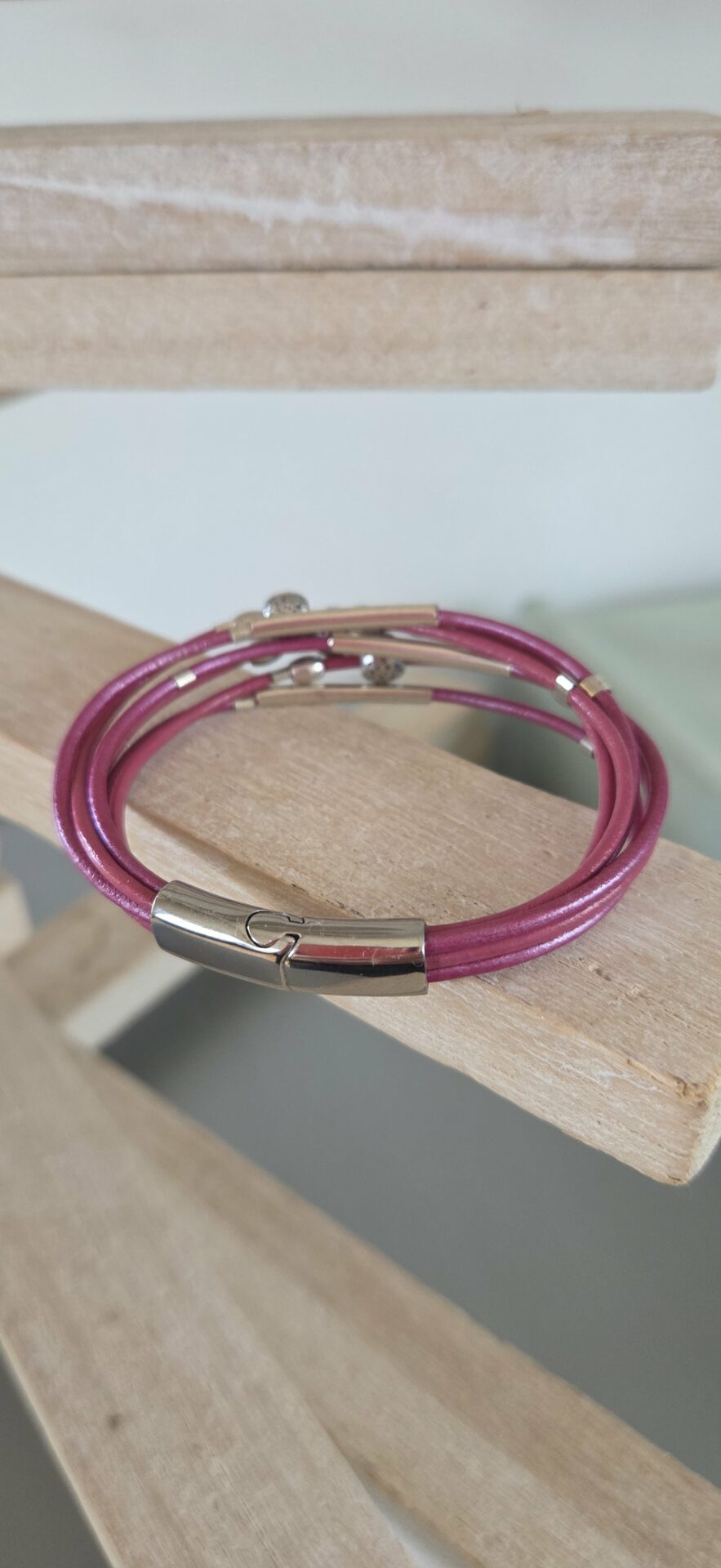 Bracelet femme cuirs roses et perles argentées