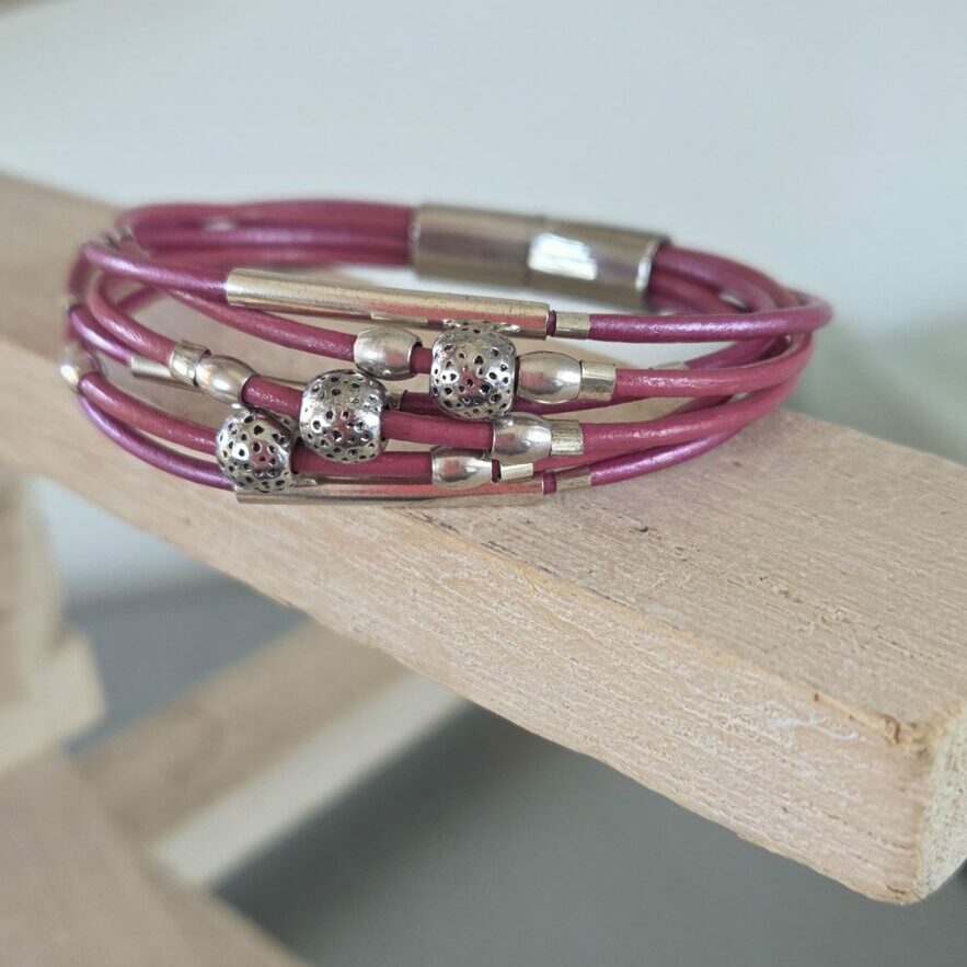 Bracelet femme cuirs roses et perles argentées
