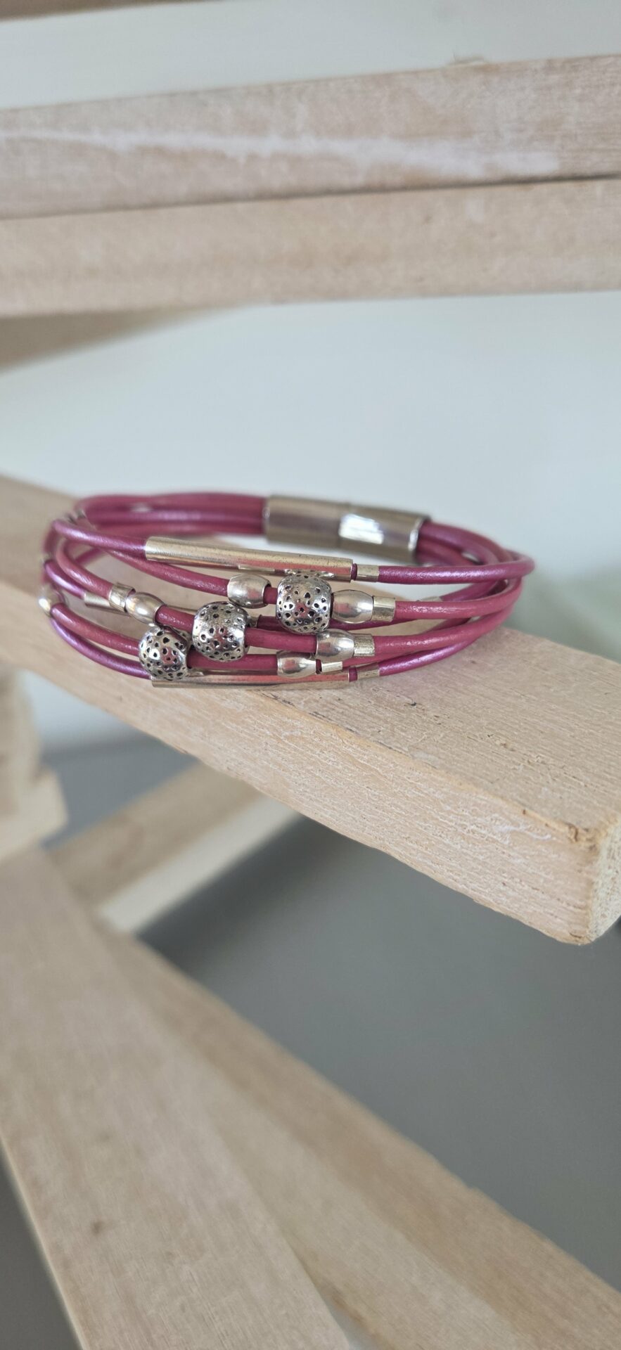Bracelet femme cuirs roses et perles argentées