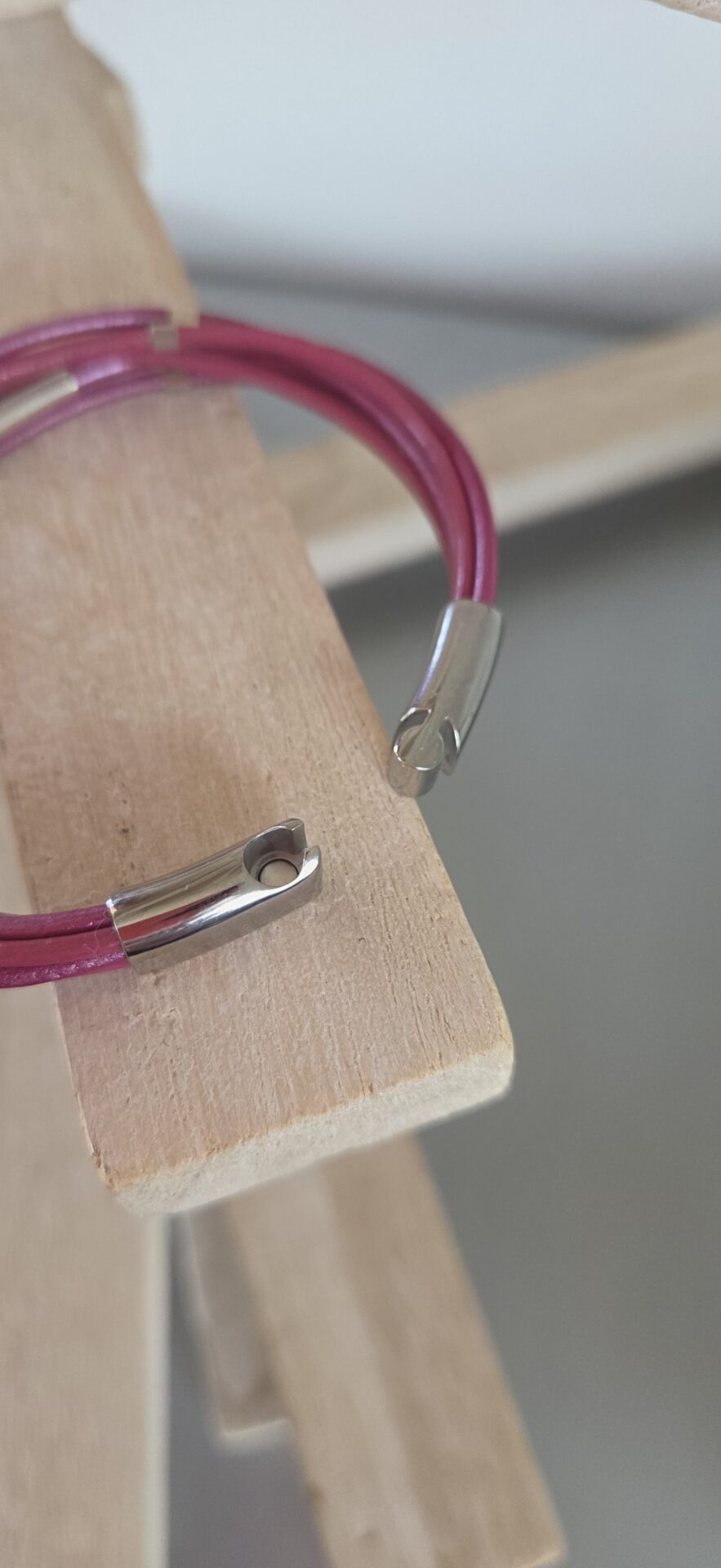 Bracelet femme cuirs roses et perles argentées
