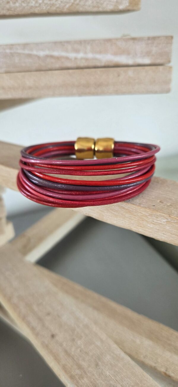 Bracelet femme 16 cuirs ronds tons rose, rouge et violet