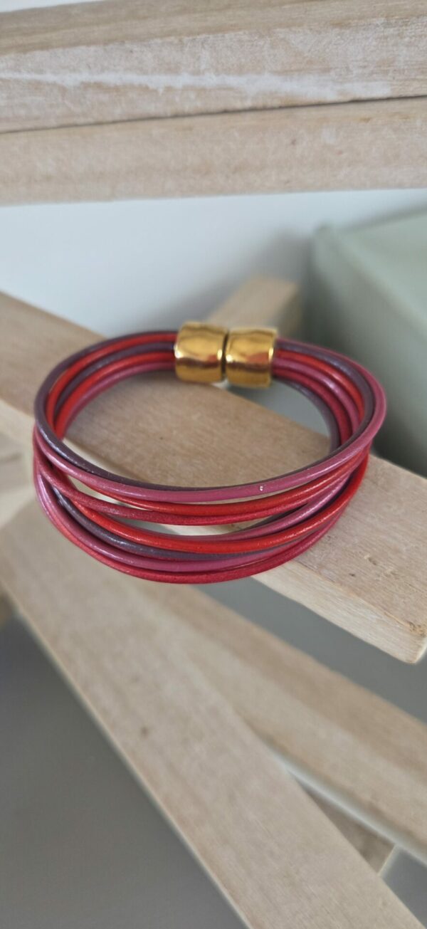 Bracelet femme 16 cuirs ronds tons rose, rouge et violet
