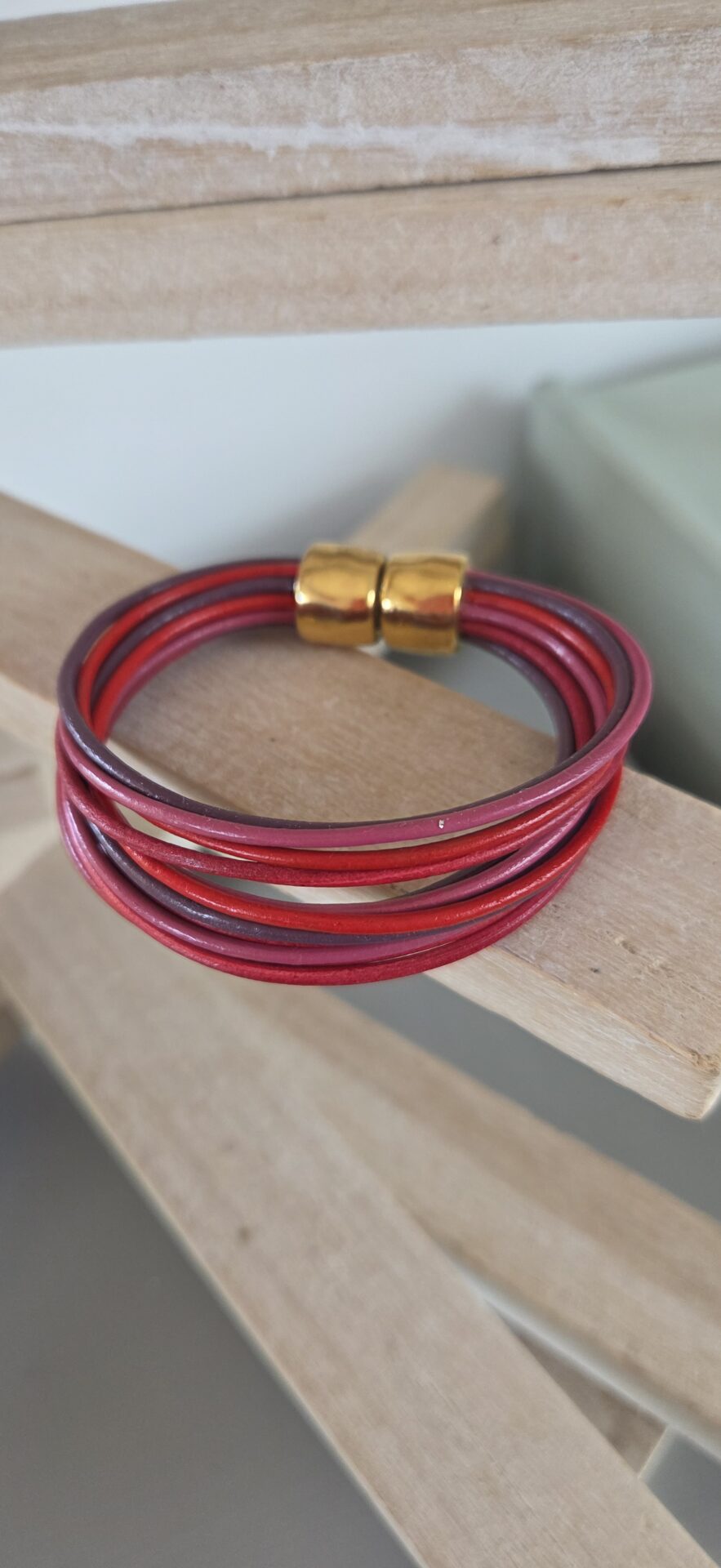 Bracelet femme 16 cuirs ronds tons rose, rouge et violet