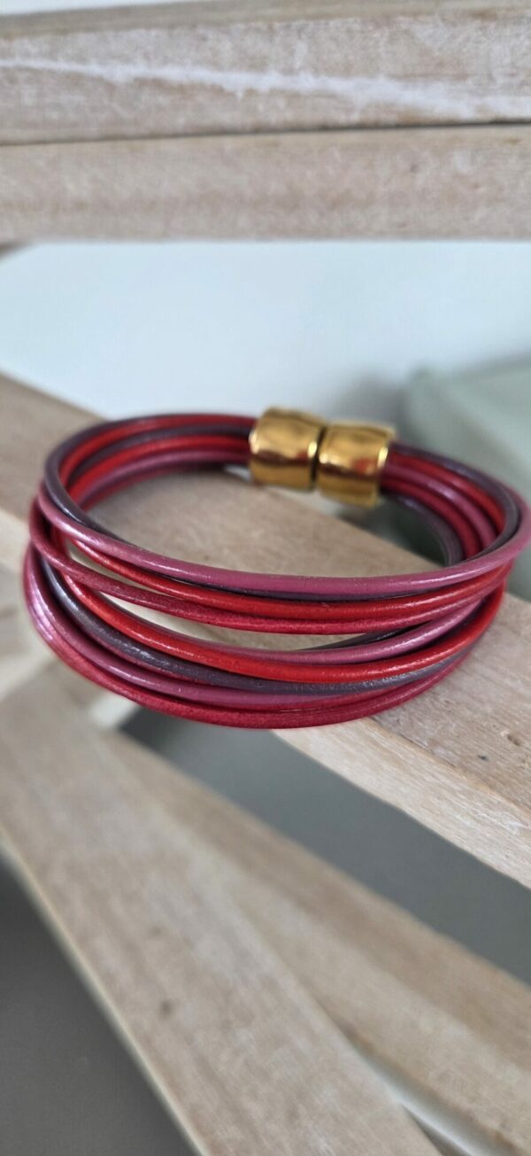 Bracelet femme 16 cuirs ronds tons rose, rouge et violet