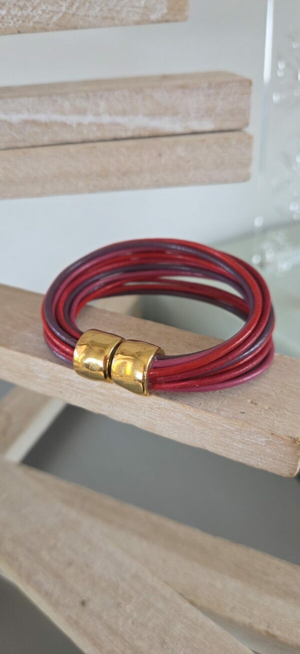Bracelet femme 16 cuirs ronds tons rose, rouge et violet