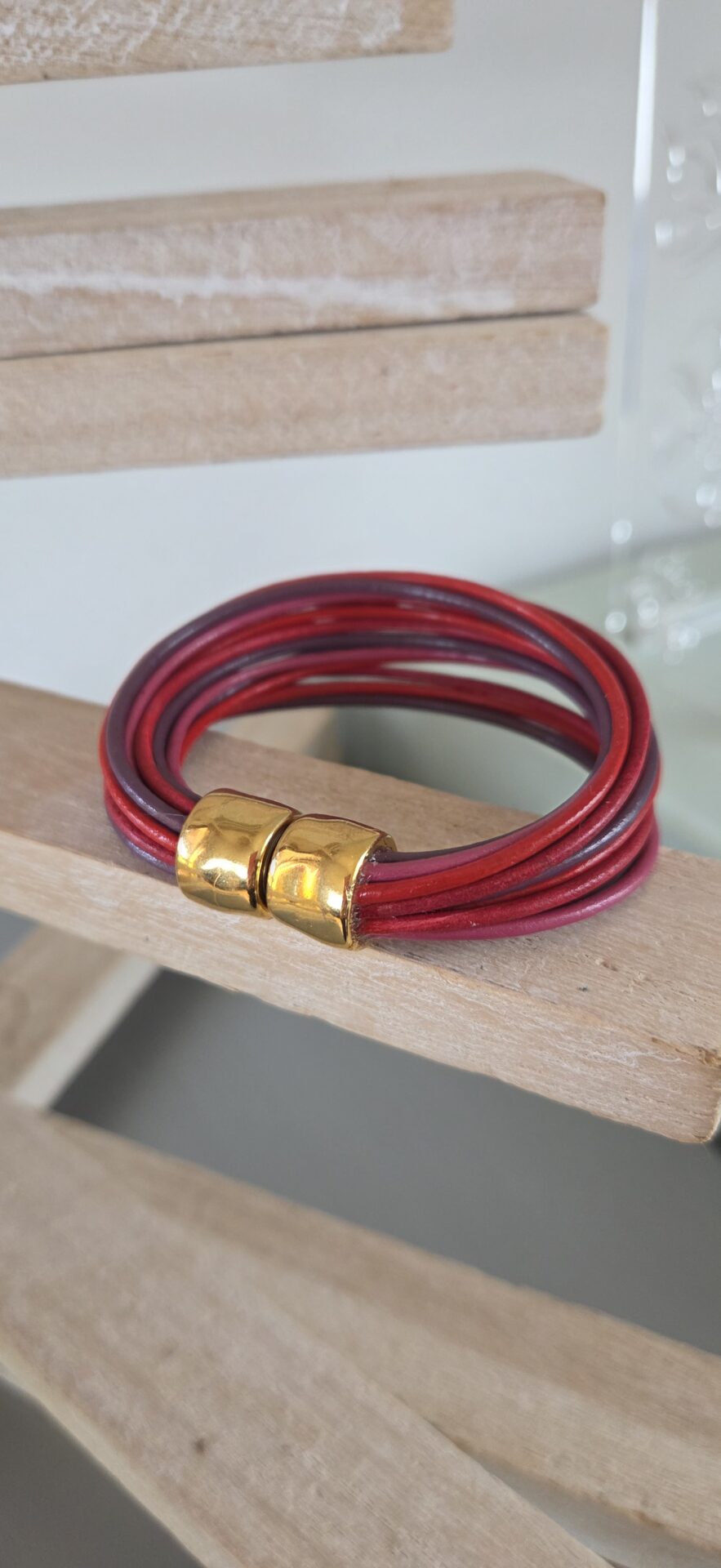 Bracelet femme 16 cuirs ronds tons rose, rouge et violet