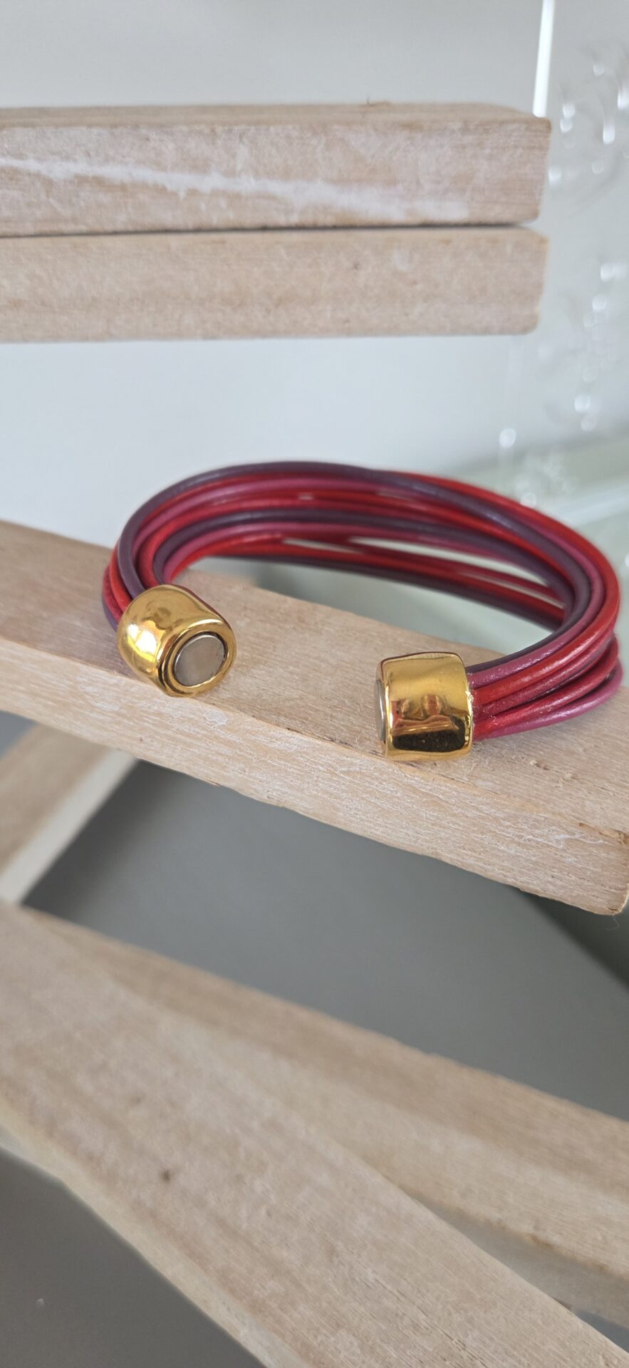 Bracelet femme 16 cuirs ronds tons rose, rouge et violet