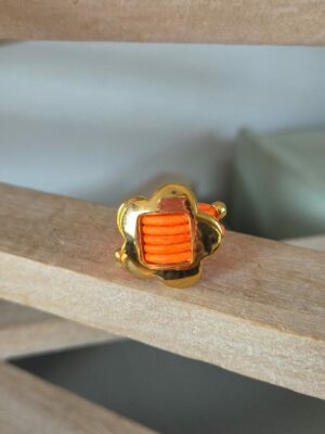 Bague femme en cuir rond 2mm orange fluo et fleur dorée