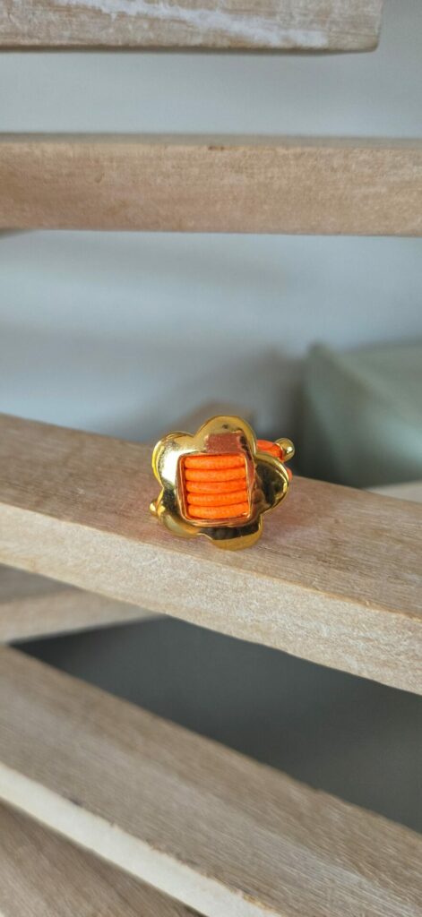Bague femme en cuir rond 2mm orange fluo et fleur dorée