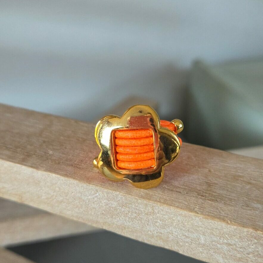 Bague femme en cuir rond 2mm orange fluo et fleur dorée