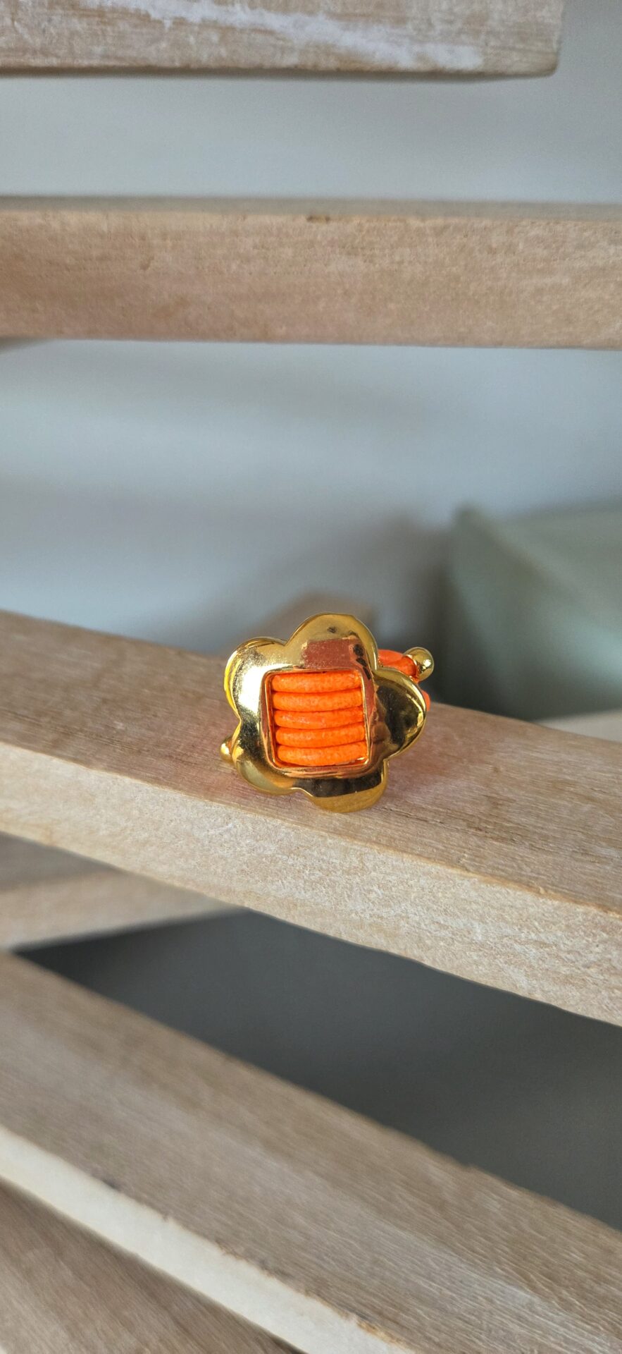 Bague femme en cuir rond 2mm orange fluo et fleur dorée