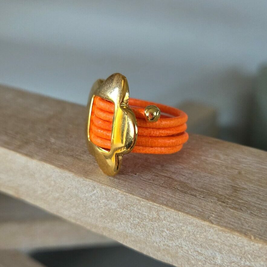 Bague femme en cuir rond 2mm orange fluo et fleur dorée