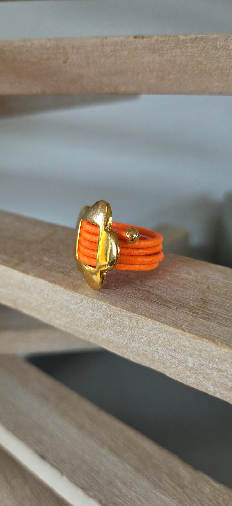 Bague femme en cuir rond 2mm orange fluo et fleur dorée