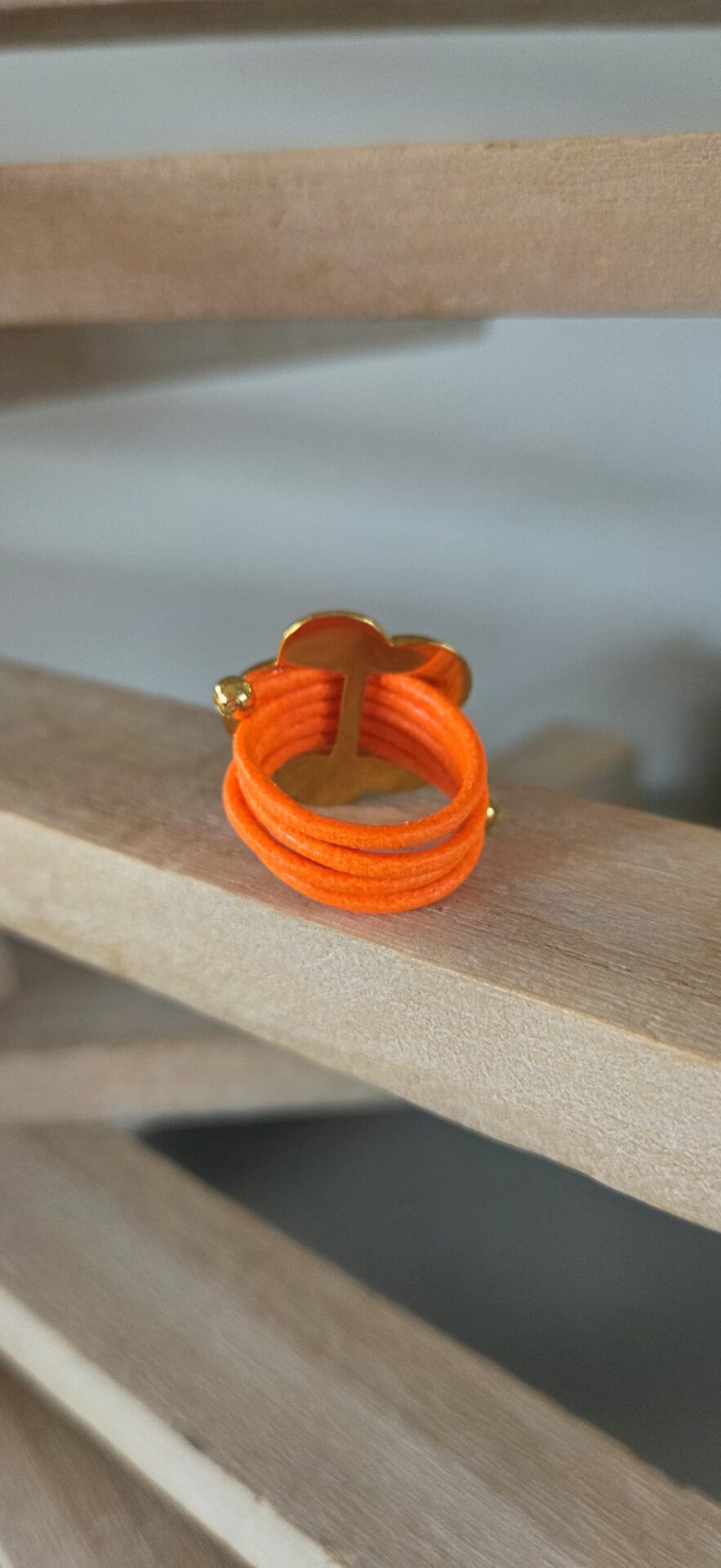 Bague femme en cuir rond 2mm orange fluo et fleur dorée