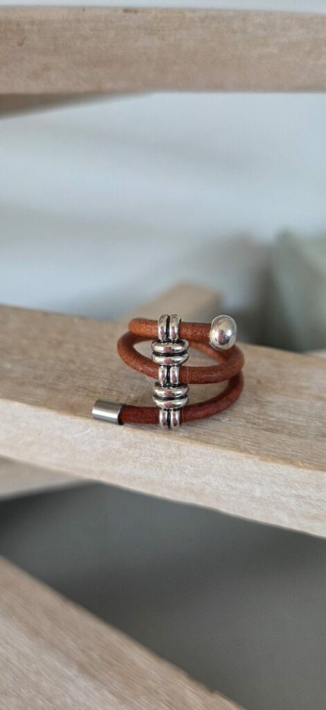 Bague femme en cuir rond 3mm camel et passant trois trous