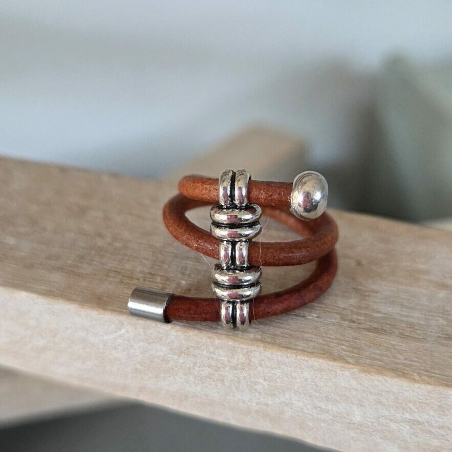 Bague femme en cuir rond 3mm camel et passant trois trous