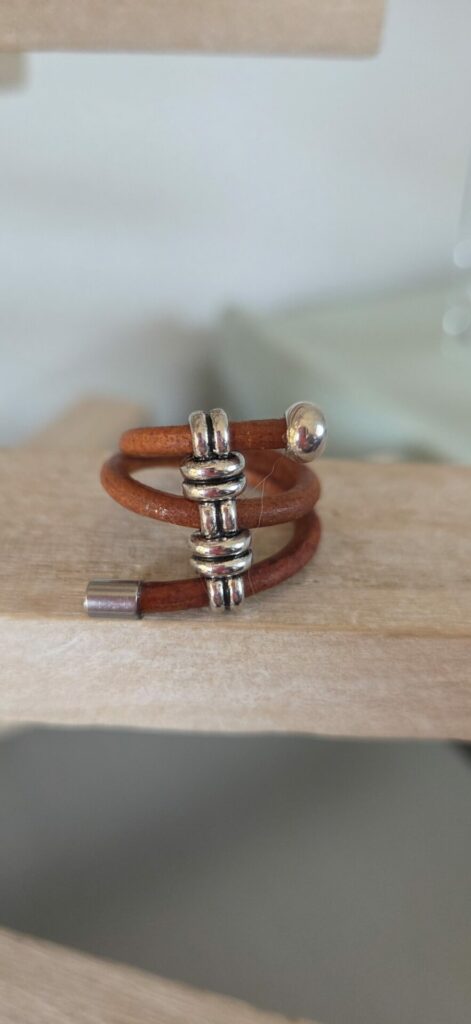 Bague femme en cuir rond 3mm camel et passant trois trous