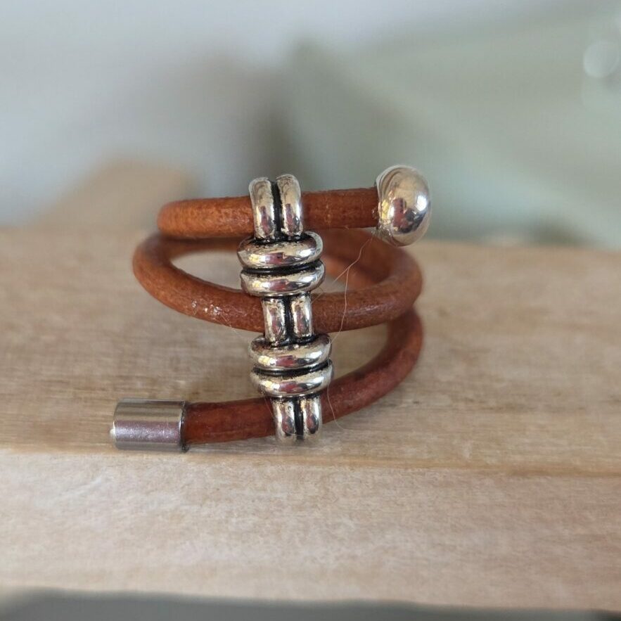 Bague femme en cuir rond 3mm camel et passant trois trous