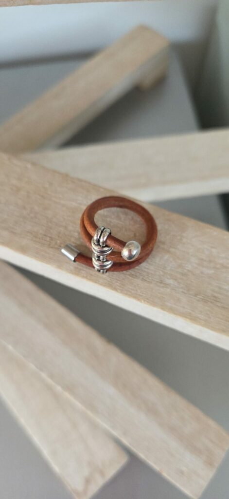 Bague femme en cuir rond 3mm camel et passant trois trous