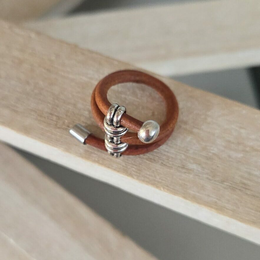Bague femme en cuir rond 3mm camel et passant trois trous