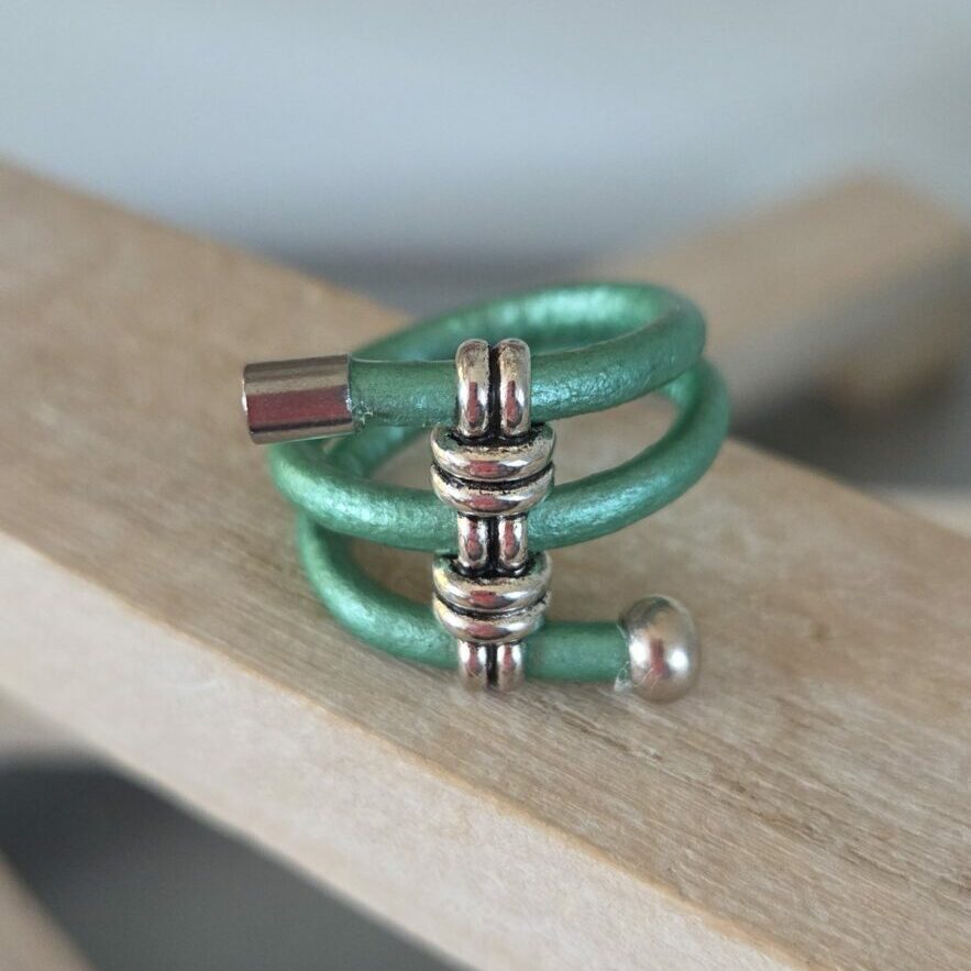 Bague femme en cuir rond 3mm vert et passant trois trous
