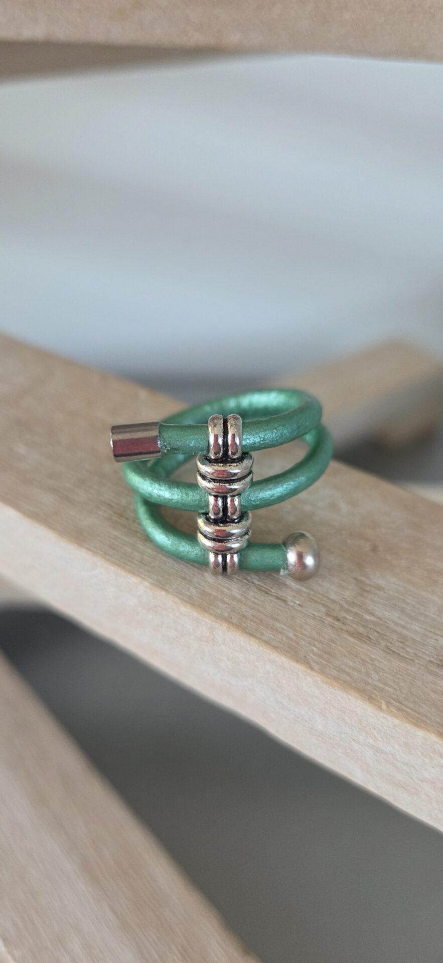 Bague femme en cuir rond 3mm vert et passant trois trous