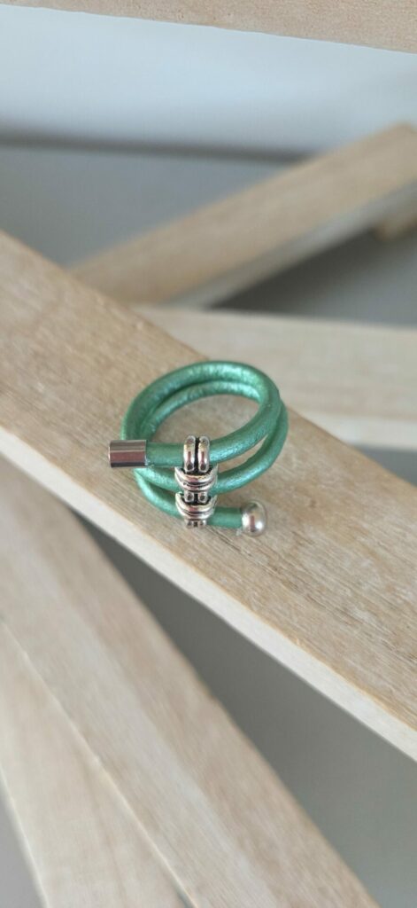 Bague femme en cuir rond 3mm vert et passant trois trous