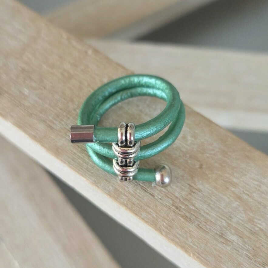 Bague femme en cuir rond 3mm vert et passant trois trous