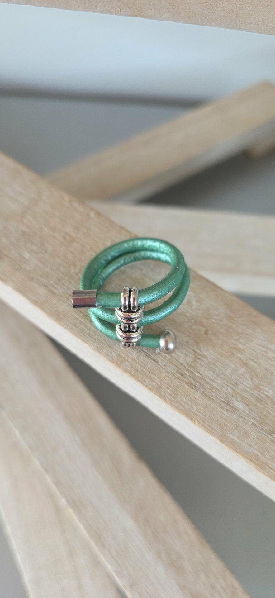 Bague femme en cuir rond 3mm vert et passant trois trous