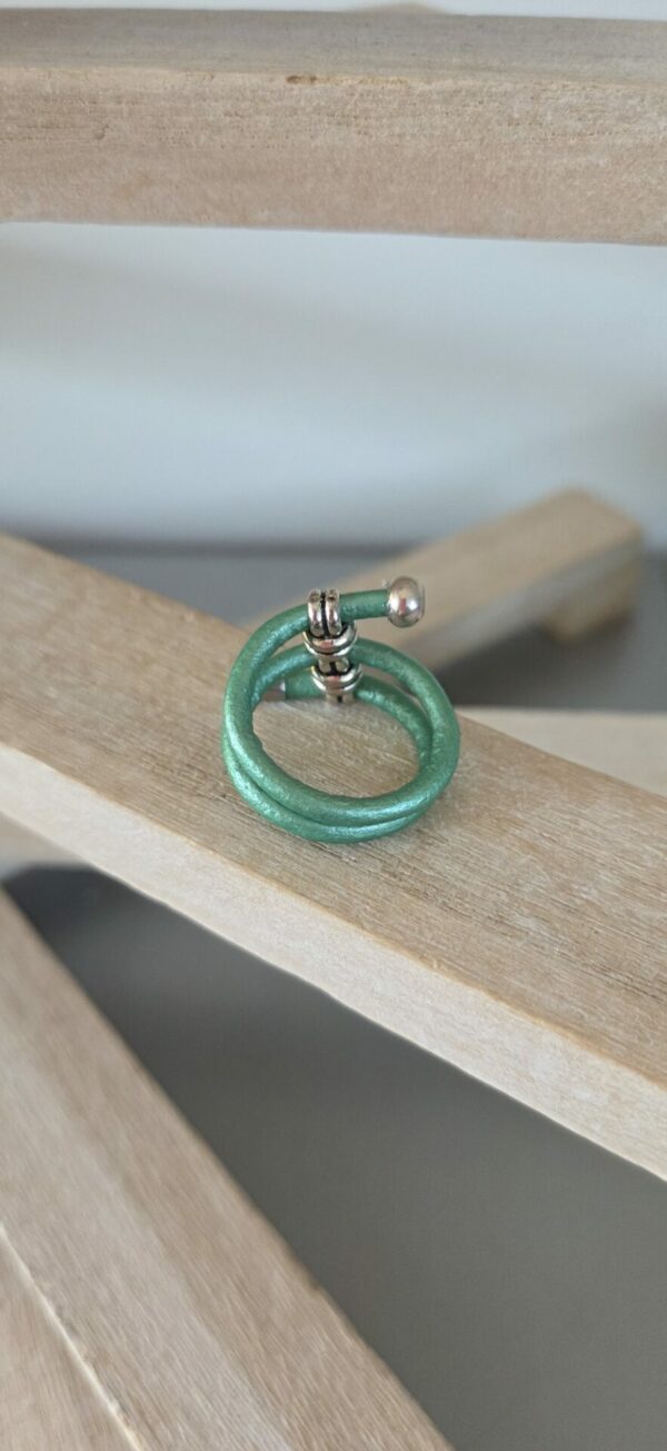 Bague femme en cuir rond 3mm vert et passant trois trous