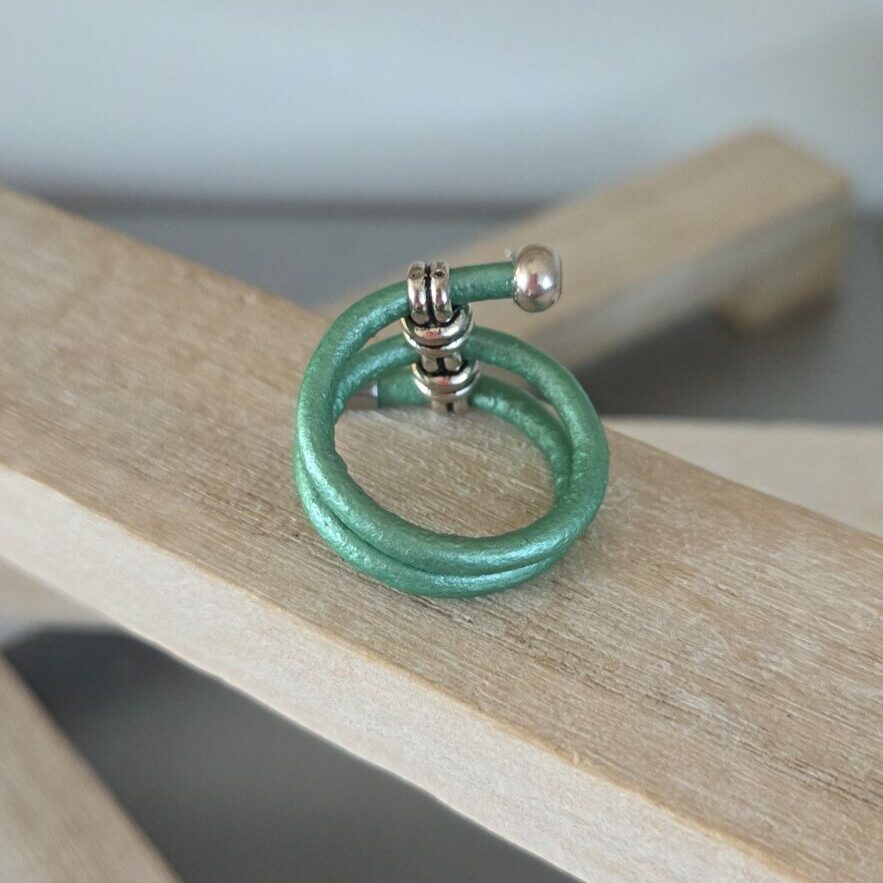 Bague femme en cuir rond 3mm vert et passant trois trous
