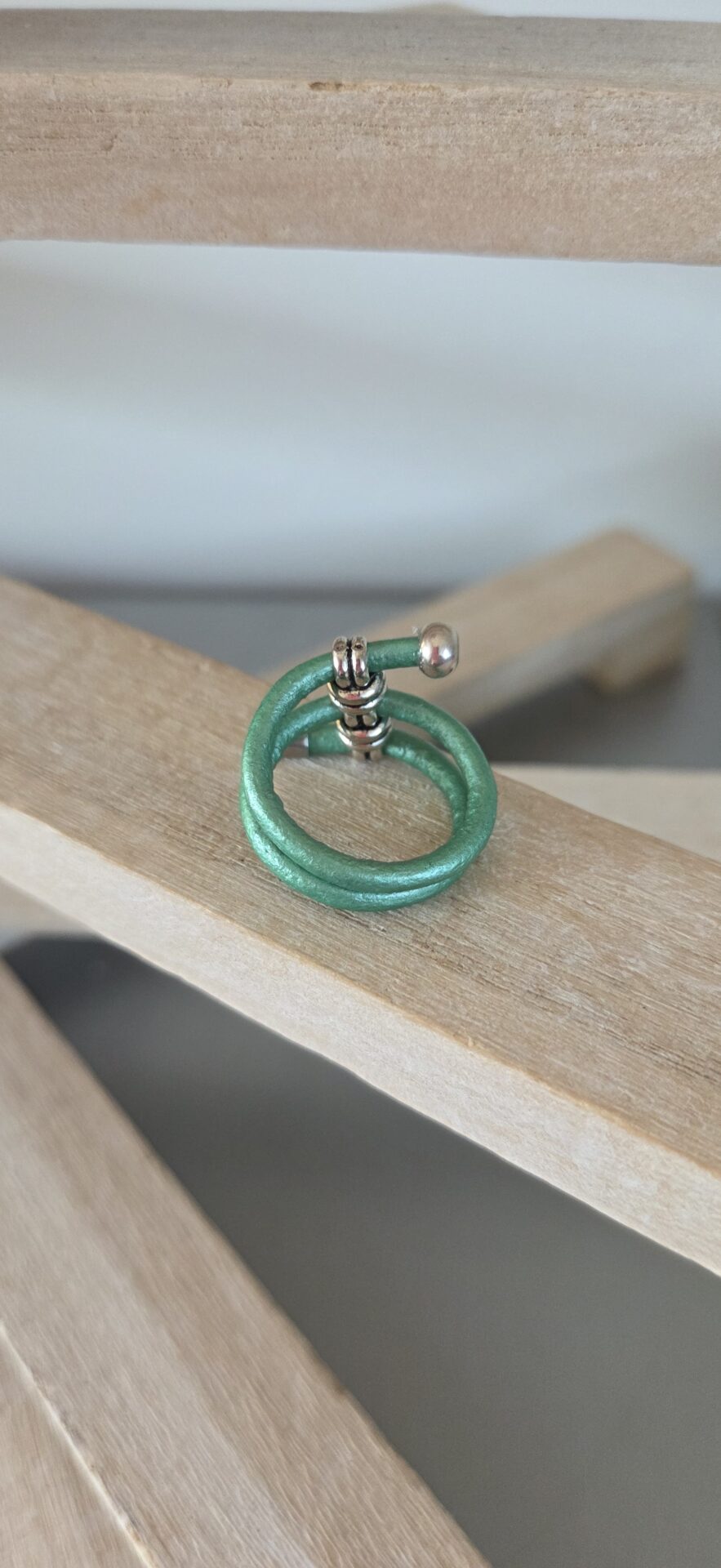 Bague femme en cuir rond 3mm vert et passant trois trous