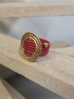 Bague femme cuir rond rouge et passant doré