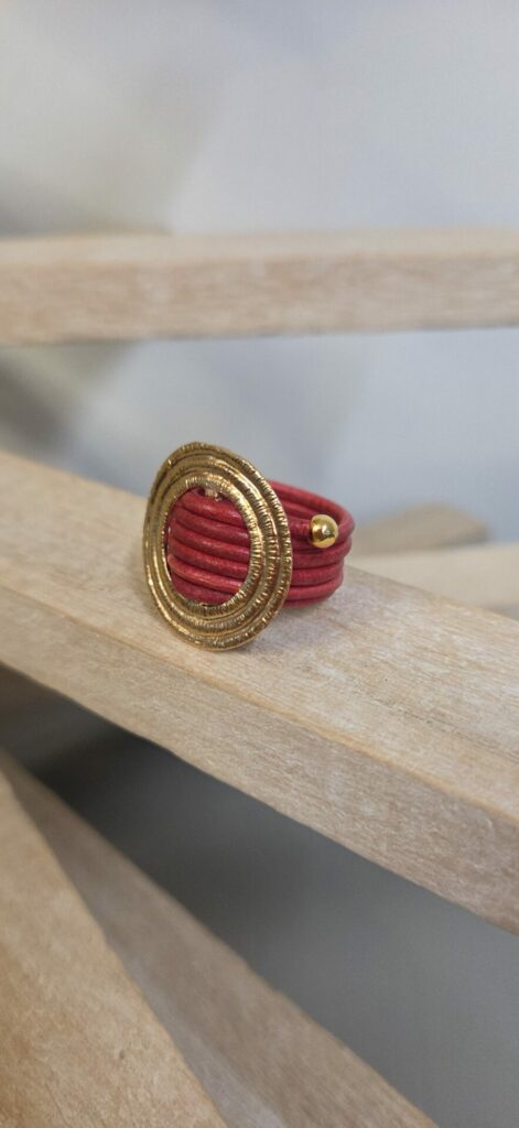 Bague femme cuir rond rouge et passant doré