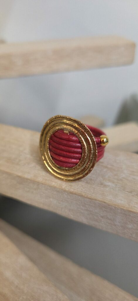 Bague femme cuir rond rouge et passant doré