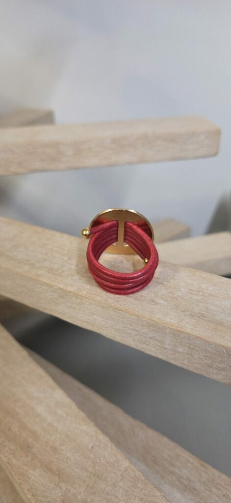 Bague femme cuir rond rouge et passant doré