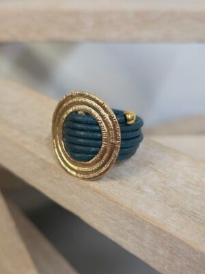 Bague femme cuir rond bleu vert et passant doré