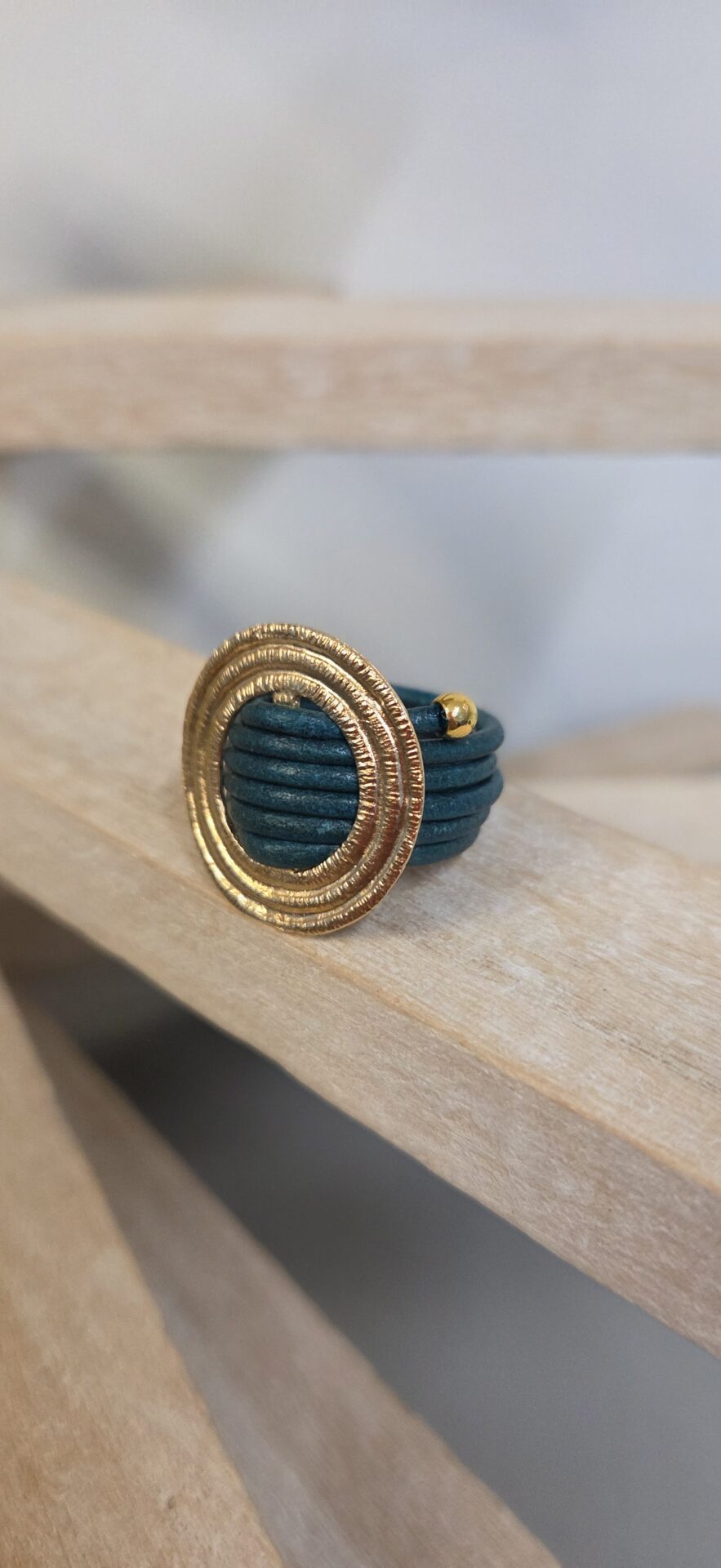 Bague femme cuir rond bleu vert et passant doré